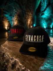 Gorra Bordado Escarlata y Hueso